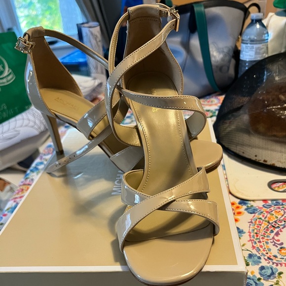 BNIB Michael Kors Kinsley sandal Nude patent faux leather Size 8 - Picture 1 of 6